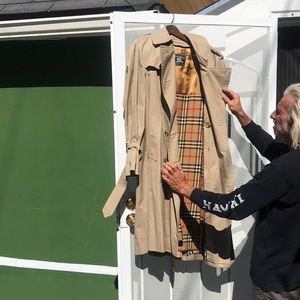 Burberry Trenchcoat- Men’s Size 40 - ***REAL***